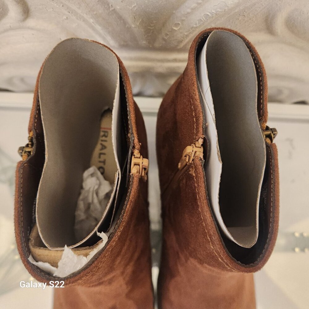 Rialto "Glitz" Hazelnut/Suedette Booties. NIB. Size 9.5 - Picture 4 of 9